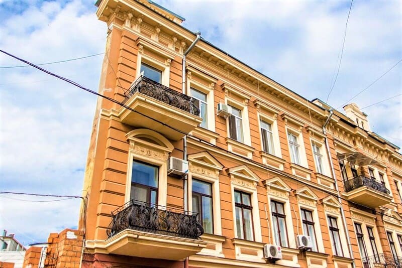 Будинок-стіна в Одесі